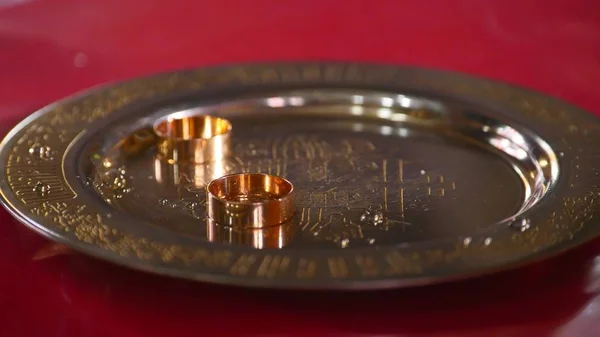 Anneau de mariage classique en or sur une plaque d'or — Photo