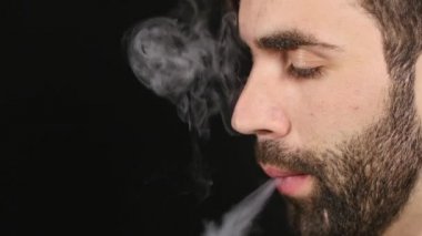 bir adam vaping elektronik sigara Close-Up