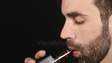 bir adam vaping elektronik sigara Close-Up