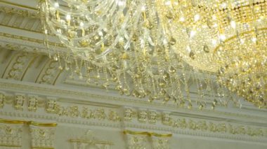 bir lüks restoranda tavanda şık avize