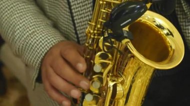 Erkek el ve saksafon. Adam oyun sax. Bir sanat olarak Jazz