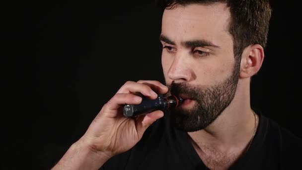 Az ember egy e betű-cigaretta vapor felhő fúj — Stock videók