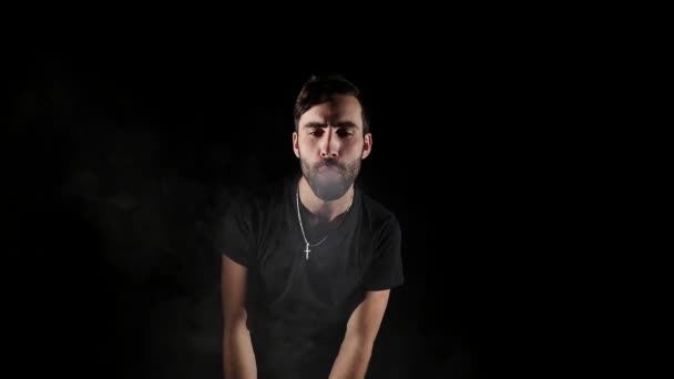 Young vaper man exhaling big clouds of smoke with e-cigarette — Stock Video