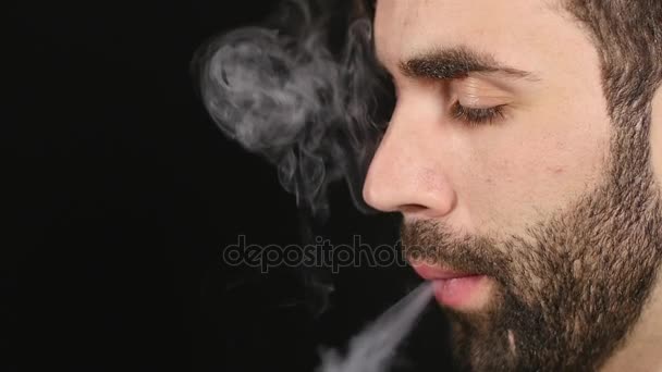 Primer plano de un hombre vapeando un cigarrillo electrónico — Vídeos de Stock