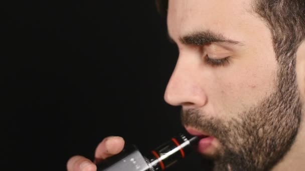 Крупный план человека, испускающего электронную сигарету — стоковое видео