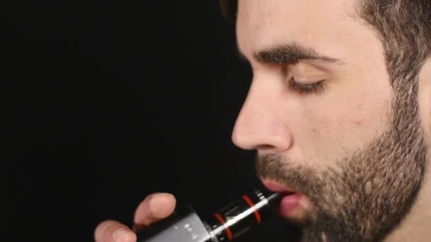 Primo piano di un uomo che vaporizza una sigaretta elettronica — Video Stock