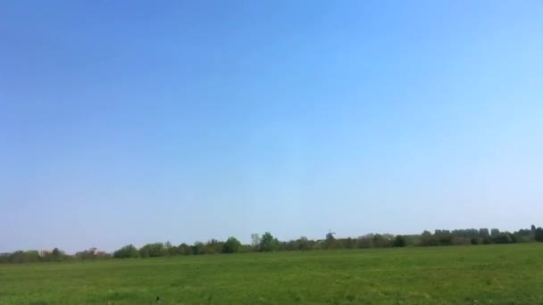 Vue sur paysage de champs et rivière depuis la fenêtre de l'avion volant — Video