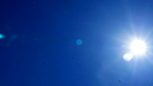 Molnen time-lapse i blu sky med sol — Stockvideo