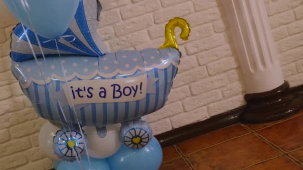 Baloon födelsedag med ordet ”det s en pojke" — Stockvideo