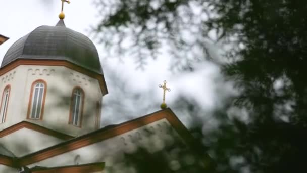 Cámara se mueve más allá de la blanca iglesia ortodoxa azul — Vídeos de Stock