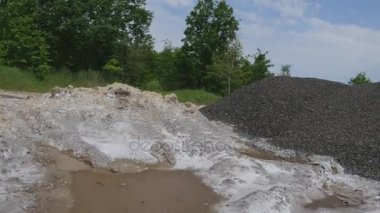 Büyük tehlike çamur çığ. Çamur yolda bir sürü