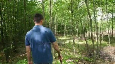 Adam bir balta orman arka plan üzerinde
