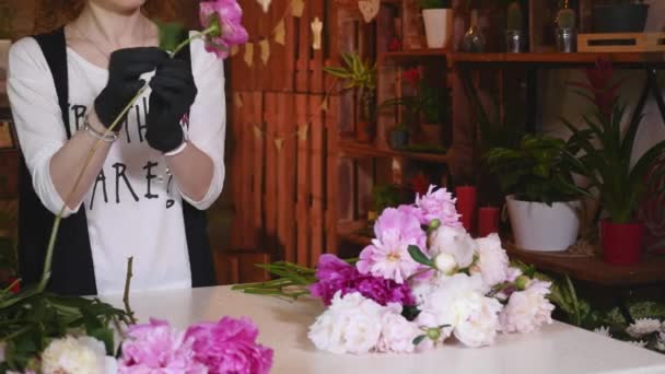 Floristería profesional Comience a hacer ramo de peonías rosadas — Vídeos de Stock