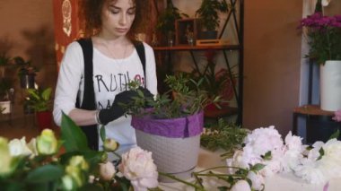 Buket pembe Peonies kazanmaya profesyonel çiçekçi başlamak