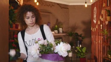 Çiçek Dükkanı, çiçekçi Modern buket düzenlenmesi, genç yakışıklı çiçekçi buket yapma çiçek dükkanında çalışmak