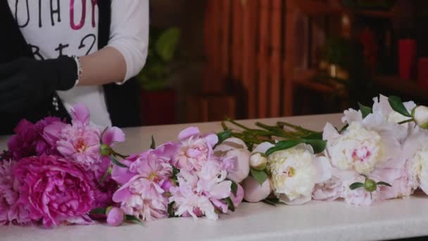 Professionelle Florist beginnen, Bouquet von rosa Pfingstrosen — Stockvideo