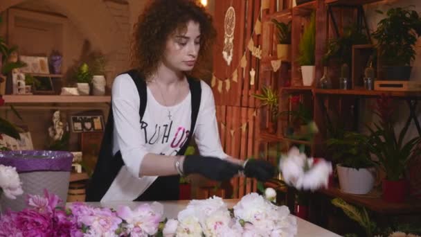 特写镜头的新鲜的玫瑰，白色与绿色的茎和叶中排列的一束束在花卉店出售 — 图库视频影像