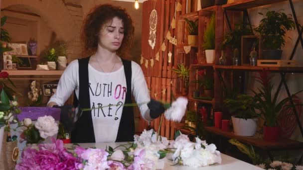 Nahaufnahme von frischen Rosen weißer Farbe mit grünen Stängeln und Blättern, die in Trauben zum Verkauf im Blumenladen arrangiert sind — Stockvideo