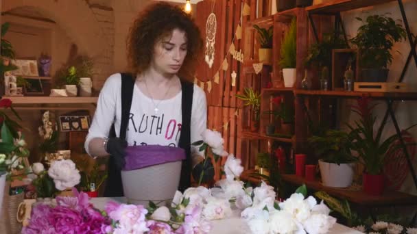 Foto ravvicinata di rose fresche di colore bianco con steli verdi e foglie disposte in mazzi in vendita nel negozio floreale — Video Stock