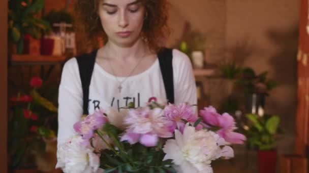 Floristería, Floristería Arreglando Ramo Moderno, floristas guapos jóvenes trabajan en la tienda de flores haciendo ramo — Vídeos de Stock