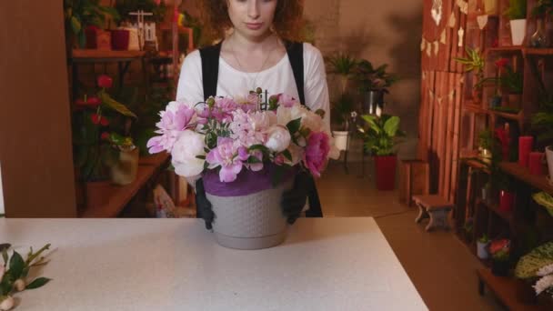 Λουλούδι κατάστημα, ανθοπωλείο τακτοποίηση σύγχρονες Ανθοδετικές, νεαρό όμορφος ανθοκόμοι λειτουργούν στο κατάστημα λουλουδιών κάνει ανθοδέσμη — Αρχείο Βίντεο