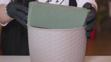Bitki sünger buketleri yapmak için. Portuquette. Kadın Çiçekçi Çiçek dükkanında güzel buket yapma. Çiçekçi. Çiçekçi dükkanı. Çizim buketleri kadar. Bir çiçek kompozisyon oluşturma işlemi