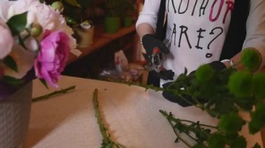 Çiçek Dükkanı, çiçekçi Modern buket düzenlenmesi, genç yakışıklı çiçekçi buket yapma çiçek dükkanında çalışmak