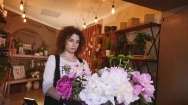 İşteki çiçekçi: farklı çiçeklerden modern buket yapan kadın