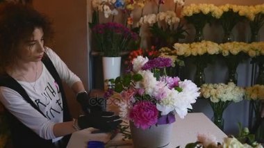 Çiçekçi el gri tencereye buketler çiçek olun