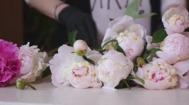 İş yerinde çiçekçi: buket beyaz gül ve farklı çiçek yapma kadın. Çiçekçi. Çiçekçi dükkanı. Çizim buketleri kadar. Bir çiçek kompozisyon oluşturma işlemi. Çiçek kompozisyon