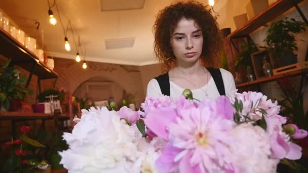 Fiorista al lavoro: donna che fa moda bouquet moderno di fiori diversi — Video Stock