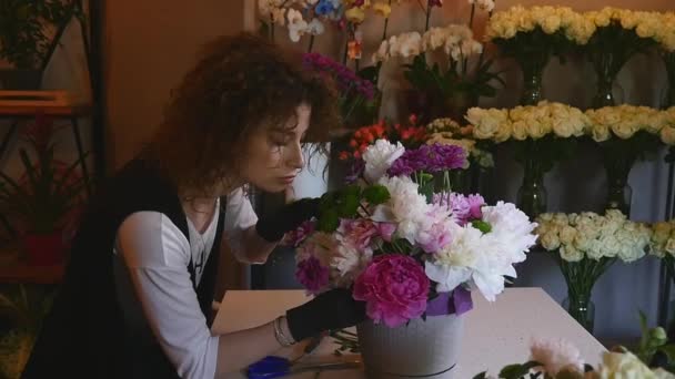 Florist Hand machen Blumensträuße Blumen in grauen Topf — Stockvideo