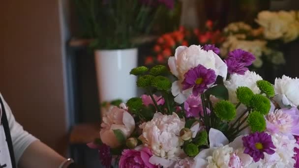 Цветочный магазин, цветочный магазин, современный букет, молодые красивые флористы работают в цветочном магазине, делая букет — стоковое видео
