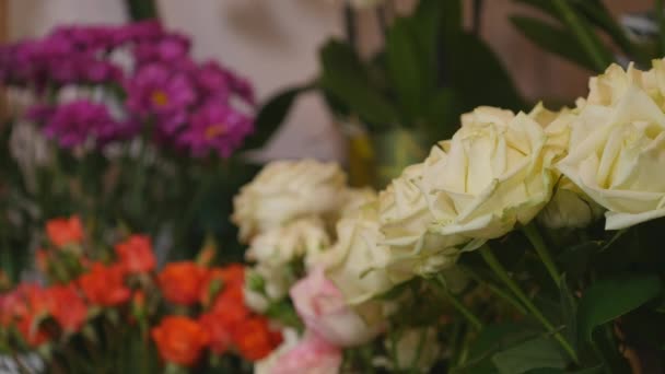 Συλλογή από όμορφα τριαντάφυλλα για πώληση σε ένα κατάστημα χλωριδική — Αρχείο Βίντεο