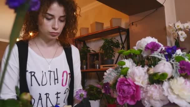 Toko Bunga, Toko Bunga Arranging Modern Bouquet, muda bunga tampan bekerja di toko bunga membuat karangan bunga — Stok Video