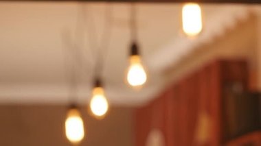 Vintage ampul ışıkları ile lens flare 3d render animasyon grubu. Işıklar açık