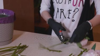 Kadın çiçekçi s ellerin aşırı dalları ve yaprakları güzel çiçek kompozisyon oluşturmak için kesme kapatın. El gerçek zamanlı yakın çekim yukarı