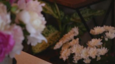 Peones bir buket yapma çiçekçi kadar kapatın