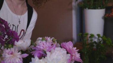 Peones bir buket yapma çiçekçi kadar kapatın