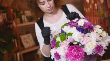 Profesyonel çiçek aranjör karışık çiçek buketi yapmak gösterir