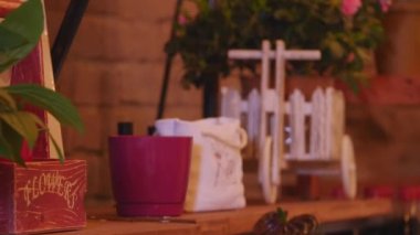 Küçük işletme. Modern çiçek Dükkanı iç. Çiçek tasarım stüdyosu, süslemeleri ve düzenlemeler. Çiçek teslimat hizmeti ve tencere, ahşap vitrin, ev bitki satışı görüntü filtre