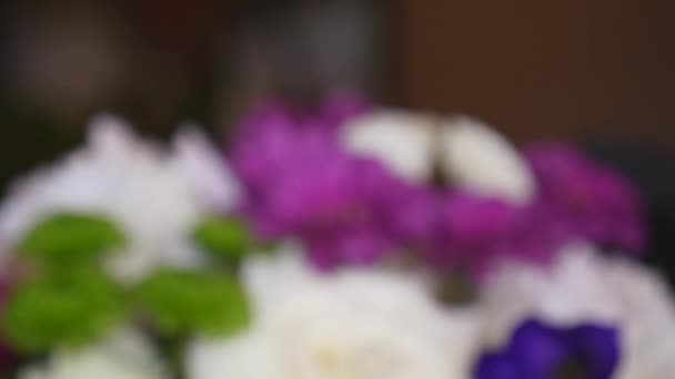 Ανθοκόμος κάνει τεράστια όμορφο πολύχρωμο μπουκέτο αποτελείται από διαφορετικά λουλούδια — Αρχείο Βίντεο