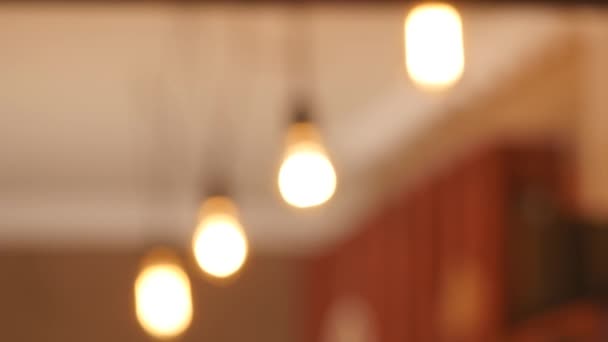 Groupe de lumières vintage ampoule avec lentille fusée éclairante 3D rendu animation. Les lumières sont allumées 