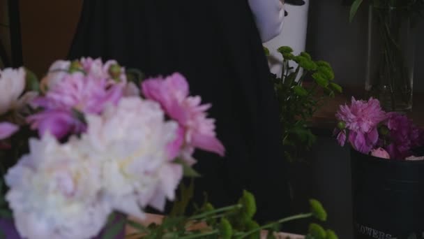 Gros plan Fleuriste faisant un bouquet de Pierres — Video