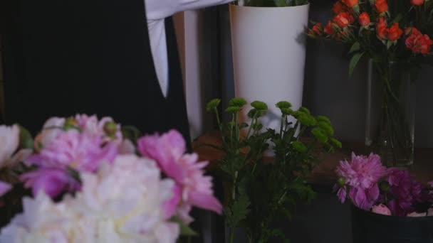 Close up florista fazendo um buquê de Peones — Vídeo de Stock
