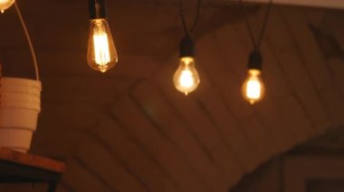 Vintage ampul ışıkları ile lens flare 3d render animasyon grubu. Işıklar açık