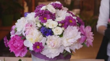 Bir buket çiçek yapma çiçekçi kadar kapatın. Peone ve gül