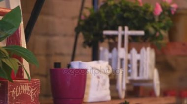 Küçük işletme. Modern çiçek Dükkanı iç. Çiçek tasarım stüdyosu, süslemeleri ve düzenlemeler. Çiçek teslimat hizmeti ve tencere, ahşap vitrin, ev bitki satışı görüntü filtre