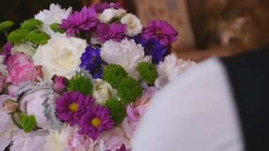 Bir buket çiçek yapma çiçekçi kadar kapatın. Peone ve gül