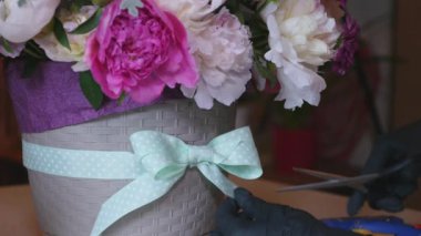 Bir buket çiçek yapma çiçekçi kadar kapatın. Peone ve gül